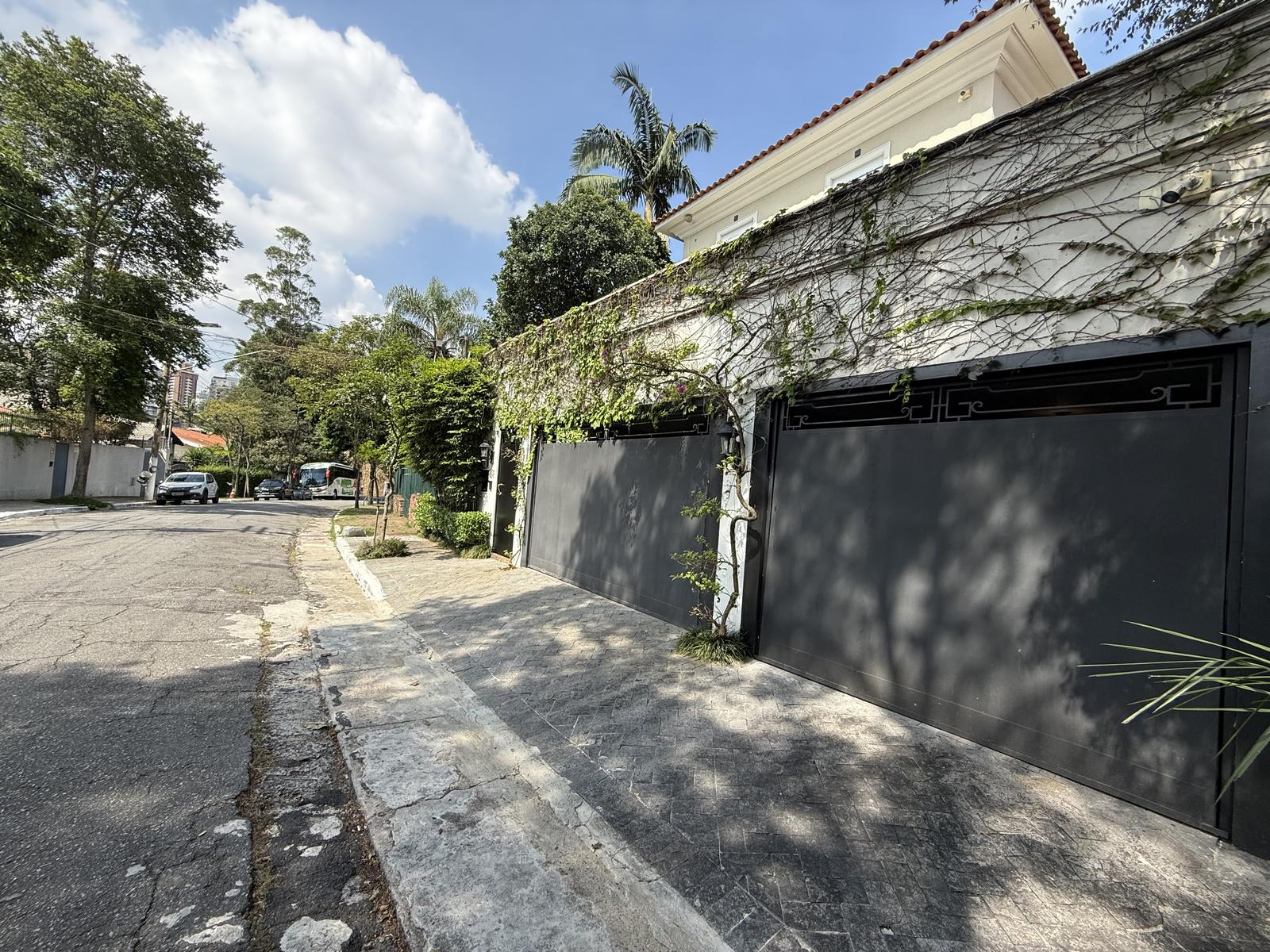 Fachada e pátio da Casa Pacaembu